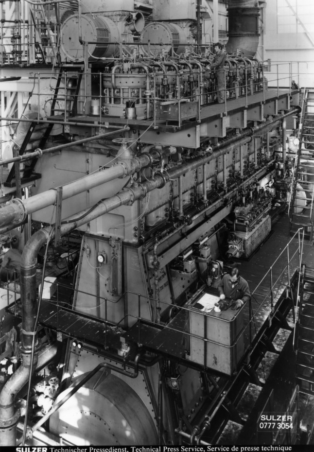 Schweizerisches Sozialarchiv: Arbeiten an einem Schiffsmotor in der Produktionsanlage der Sulzer, ca. 1980. Fotograf unbekannt, Sozarch_F_5032-Fb-0385.
