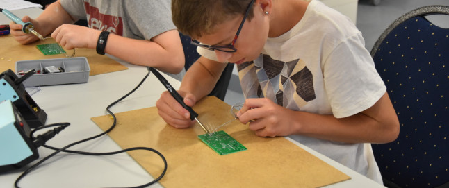 In den Aktiv-Workshops der ENTER Academy können Kinder und Jugendliche ein Elektronik-Modell bauen.