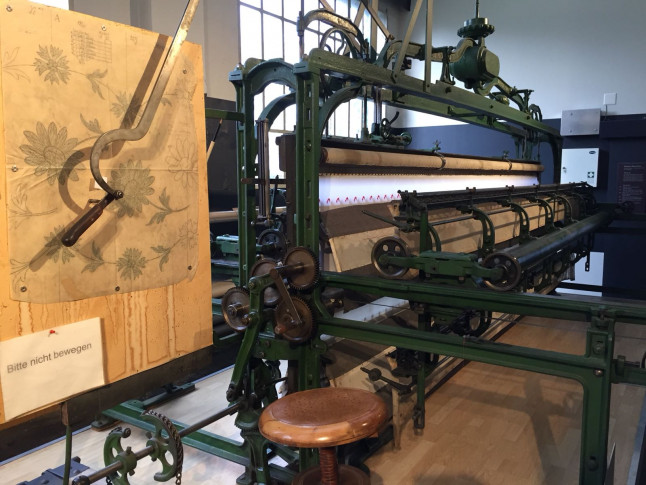Saurer hat in den Gründungsjahren über 10'000 Handstickmaschinen sog. «Chlüpperlimaschinen» hergestellt. Später auch Schifflistickmaschinen bis hin zu Lochkarten gesteuerten Stickautomaten, welche nebst verschiedensten Webmaschinen alle im Museum zu besichtigen sind.